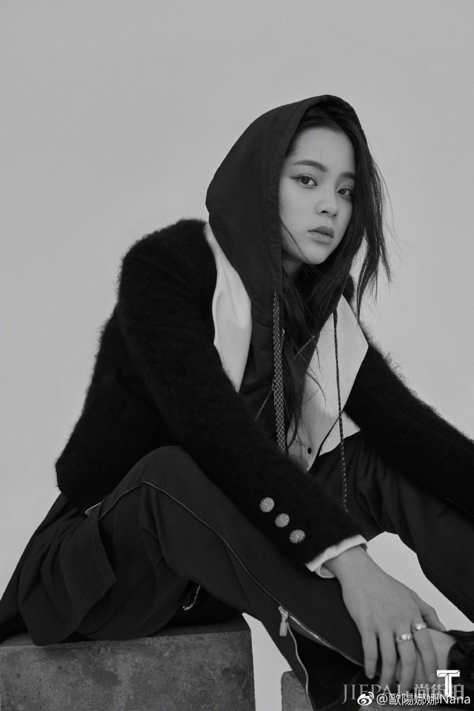 欧阳娜娜时尚杂志造型有点浮夸,网友评论像螳螂