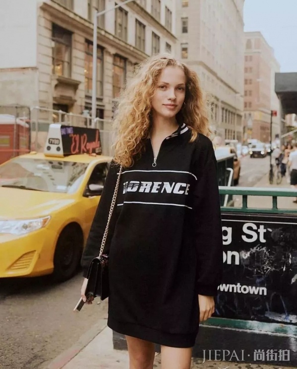 女生秋冬卫衣怎么穿好看？卫衣比高领衫减龄比衬衫实穿