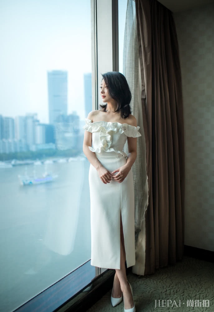 殷桃造型性感大方，一身连衣裙气场全开，但最大的亮点却是发际线