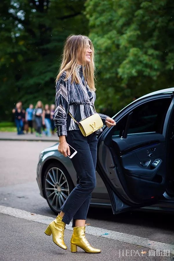 欧美街拍 街头潮人都喜欢上了这款“金银战靴”