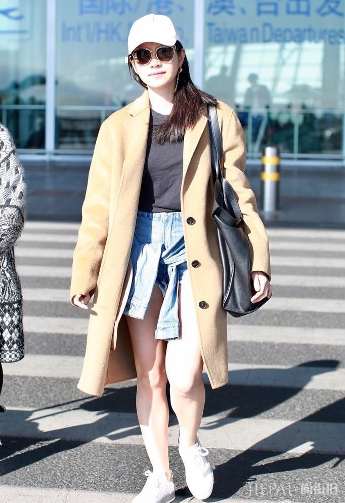 陈妍希驼色大衣配超短裤,当看到她露出的腿后我无语了