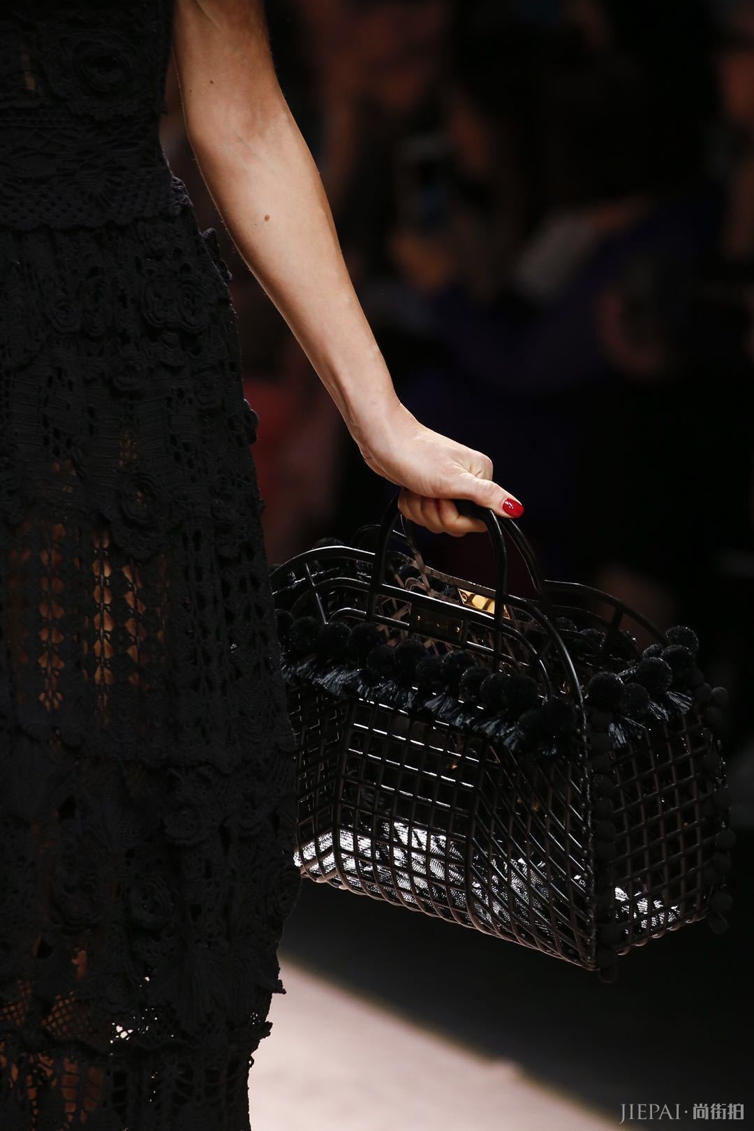 “包治百病 ”——时装周上“特别”的包包都在这里了