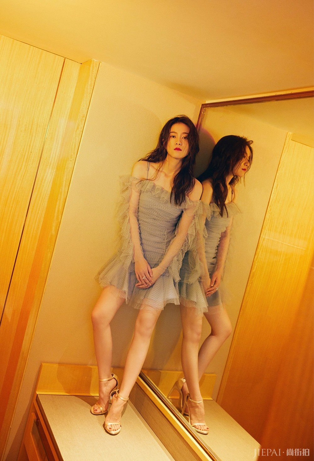 2d2783efc13f4021aed05c44e085f981.jpg 新时代青年面貌!张雪迎献唱《强国一代》