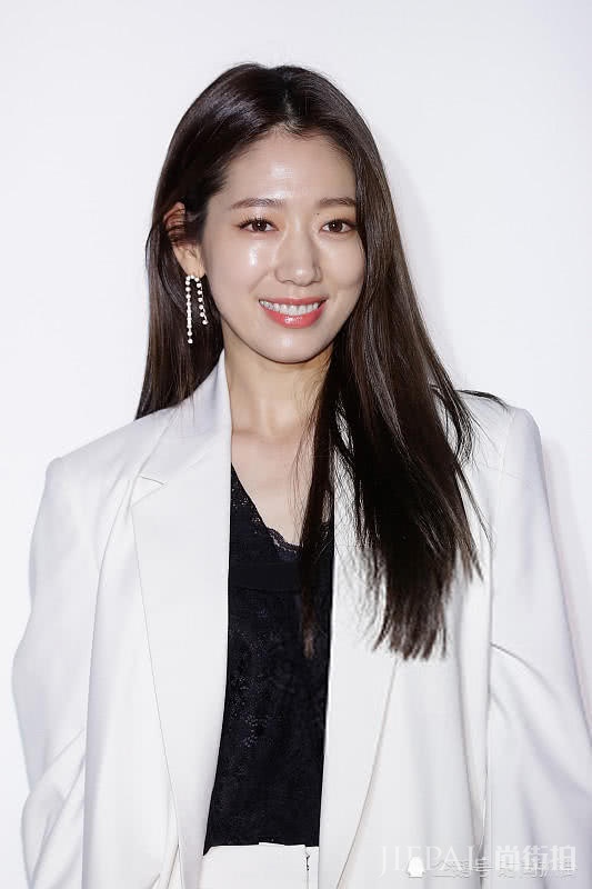 朴信惠穿白西装女王范十足,瘦下来的她美到不敢认