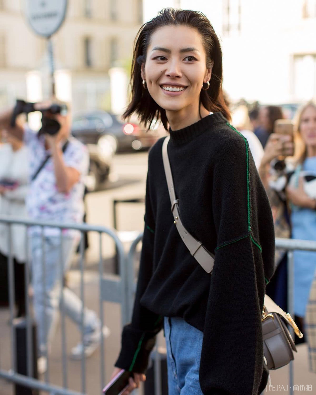 刘雯时装周共走5场秀，气场强大，场场惊艳，不愧是“国模之光”