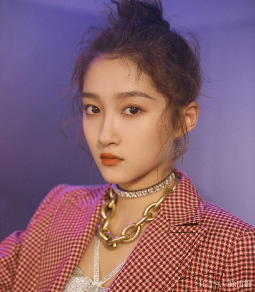 173cm的关晓彤颜值高，红装配油发也能轻松驾驭