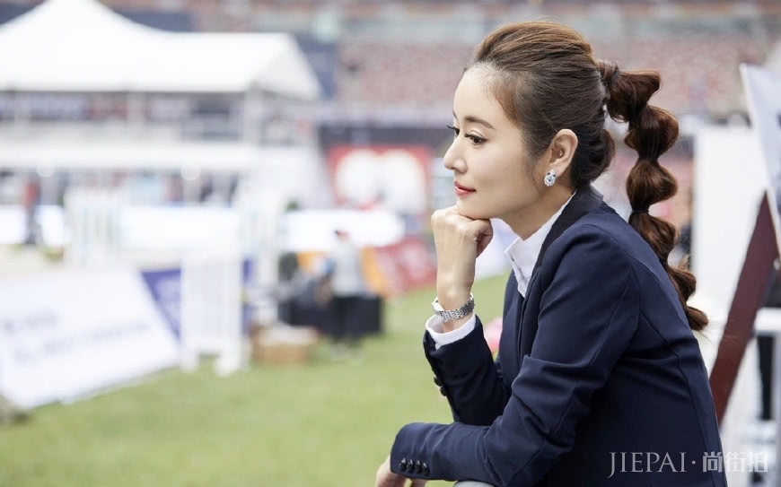 林心如用两套服装出席活动,作训服精致礼服优雅,扎葫芦辫甜炸了