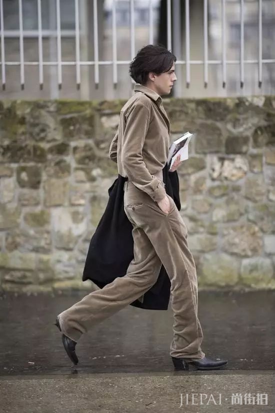 秋冬如何穿衣搭配技巧，丝绒裤能给你时髦和安全感