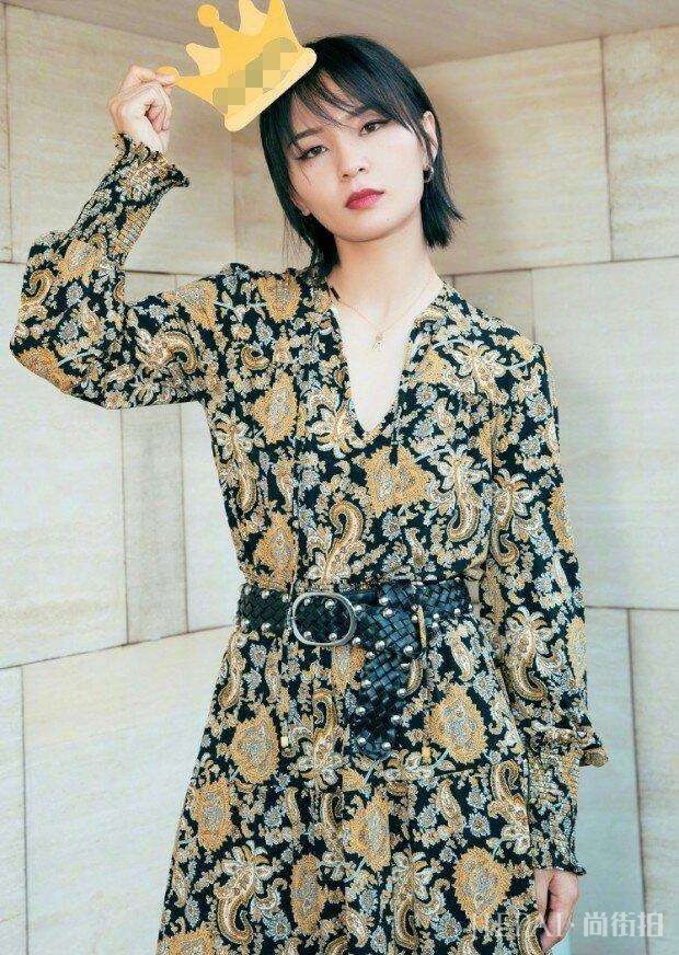 周笔畅的改变真是惊艳, 穿黑色印花裙大露香肩 网友: 继续保持