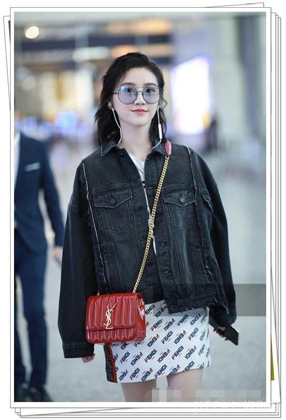 景甜真勇！这个季节还光腿走机场，网友：眼皮跟“刀砍”的一样！