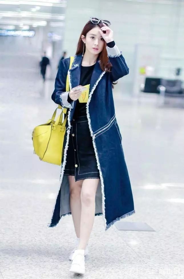 天气渐冷，让我们跟着赵丽颖学习“上厚下薄”穿搭法