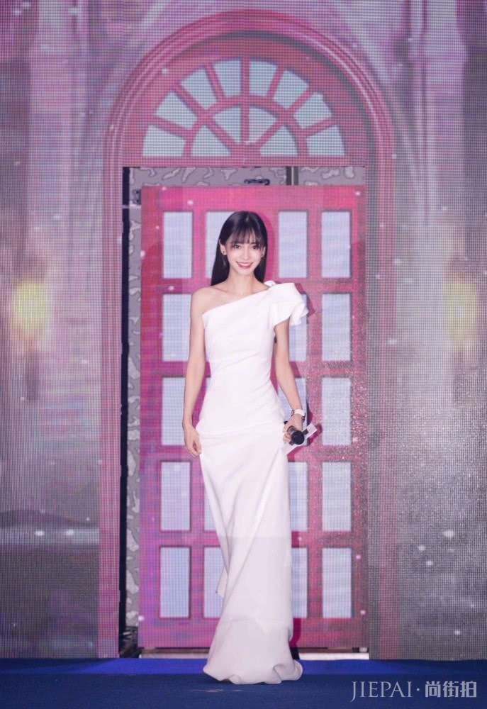 又被杨颖新造型美到了,穿白裙留刘海,竟清纯得像个小仙女