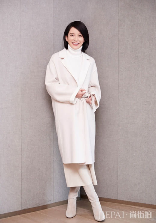 47岁俞飞鸿好似27岁,知性优雅+减龄