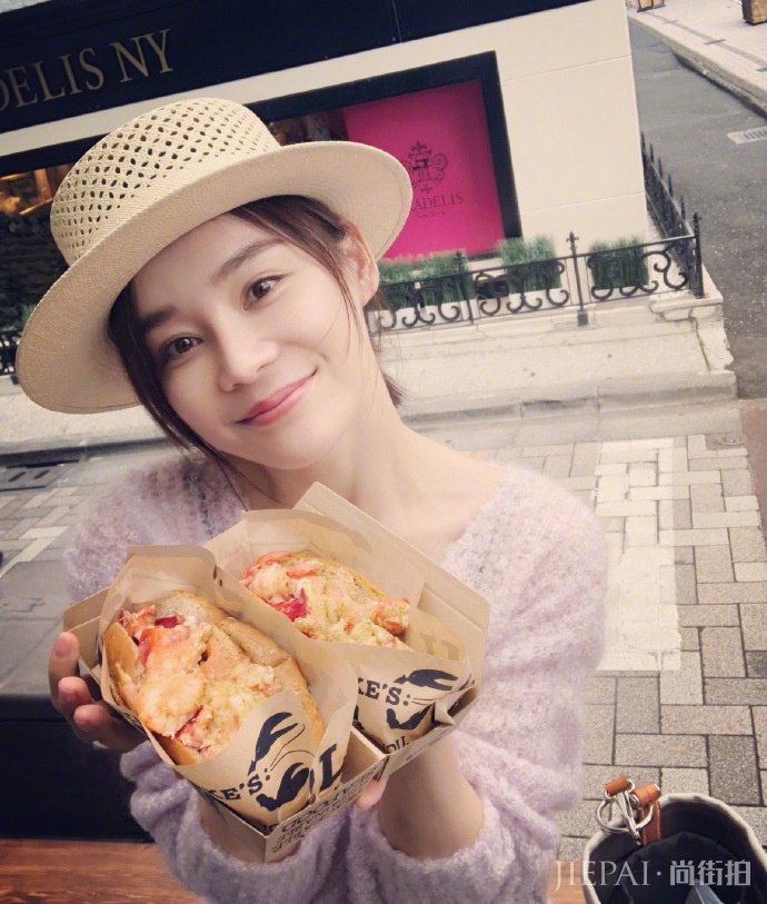 袁姗姗搭配波点纱质长裙,一秒年轻10岁,少女感立显又优雅大气