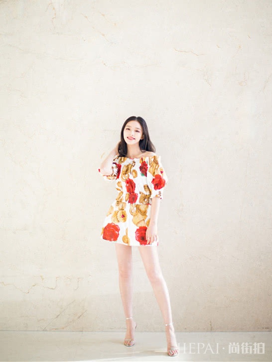 林允穿碎花吊带礼服，清新似少女，可是腰去哪了？