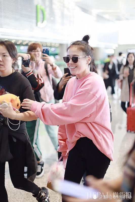 一件1000块的卫衣,马思纯居然穿成“五大三粗”