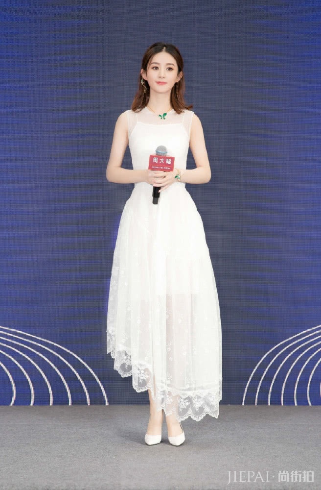 赵丽颖美呆了,一身粉色连衣裙搭配秒变18岁少女