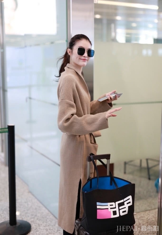 何穗现身机场，针织大衣搭配打底裤，超模也怕冷！