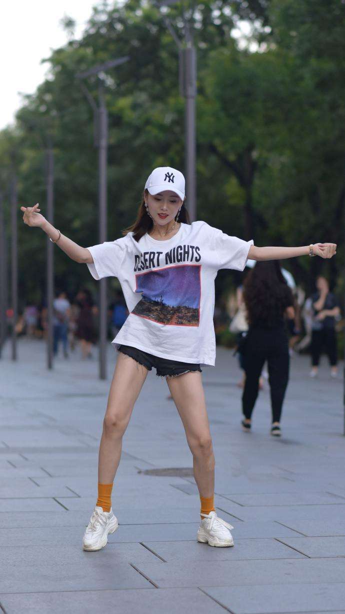 国内街拍: 回眸一笑生千媚, 虎牙小美女超可爱, 让人心都融化了