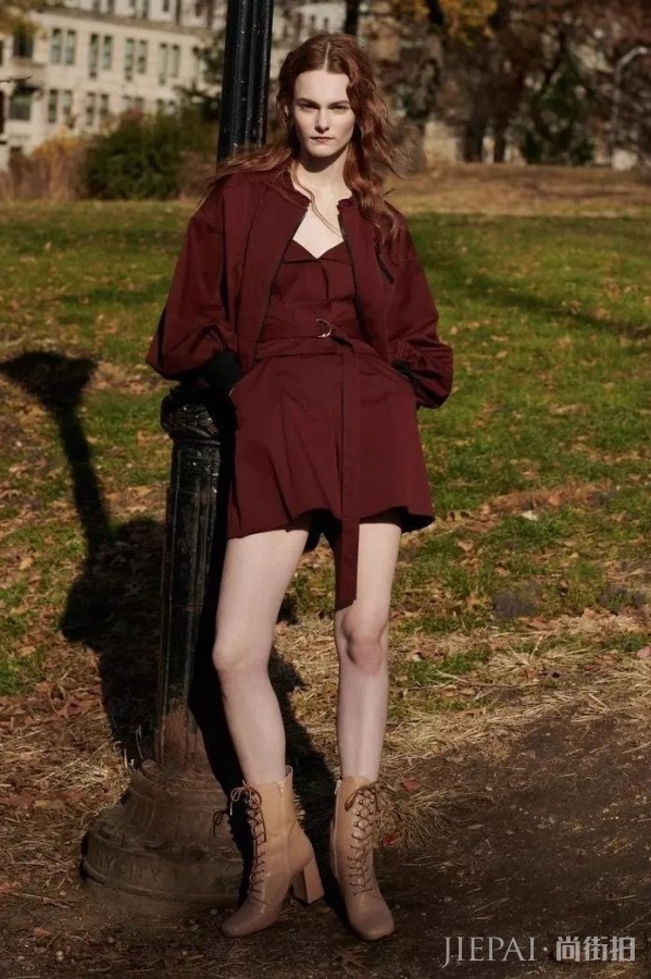 红梨色衣服怎么搭配 秋天更新衣橱色调少不了它