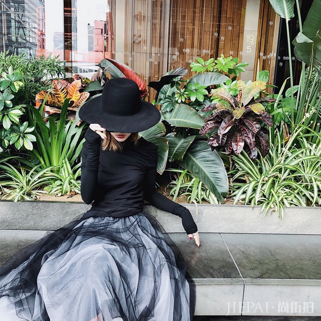 今年大火“网纱裙”，时髦妖精随性穿搭
