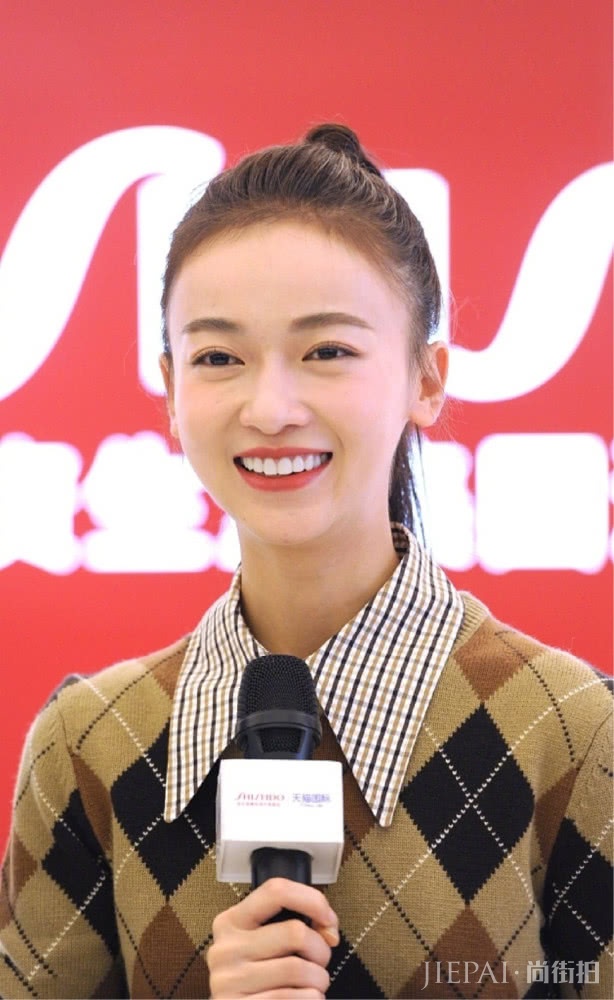 吴谨言终于找对“发际线”,高马尾加上小绒毛,魏姐嫩成学姐了