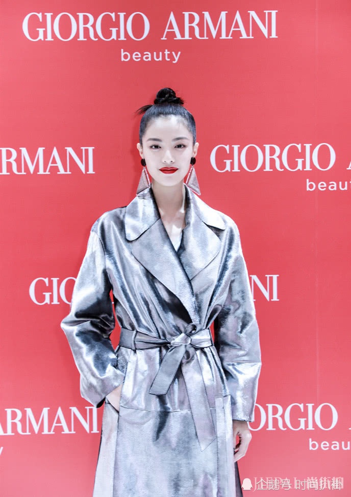 25岁钟楚曦穿背带裤素颜现身机场，变身女版“萧敬腾”