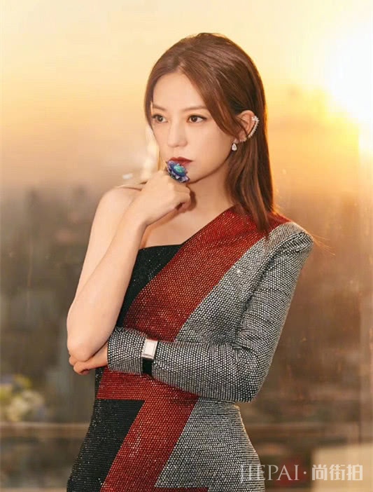 小燕子赵薇减肥成功，重返18岁，越来越会穿衣打扮了