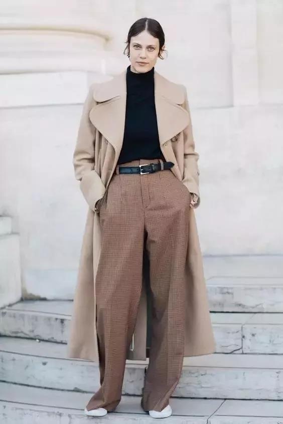 秋天穿什么颜色的衣服？把这2个颜色穿在一起就显高级
