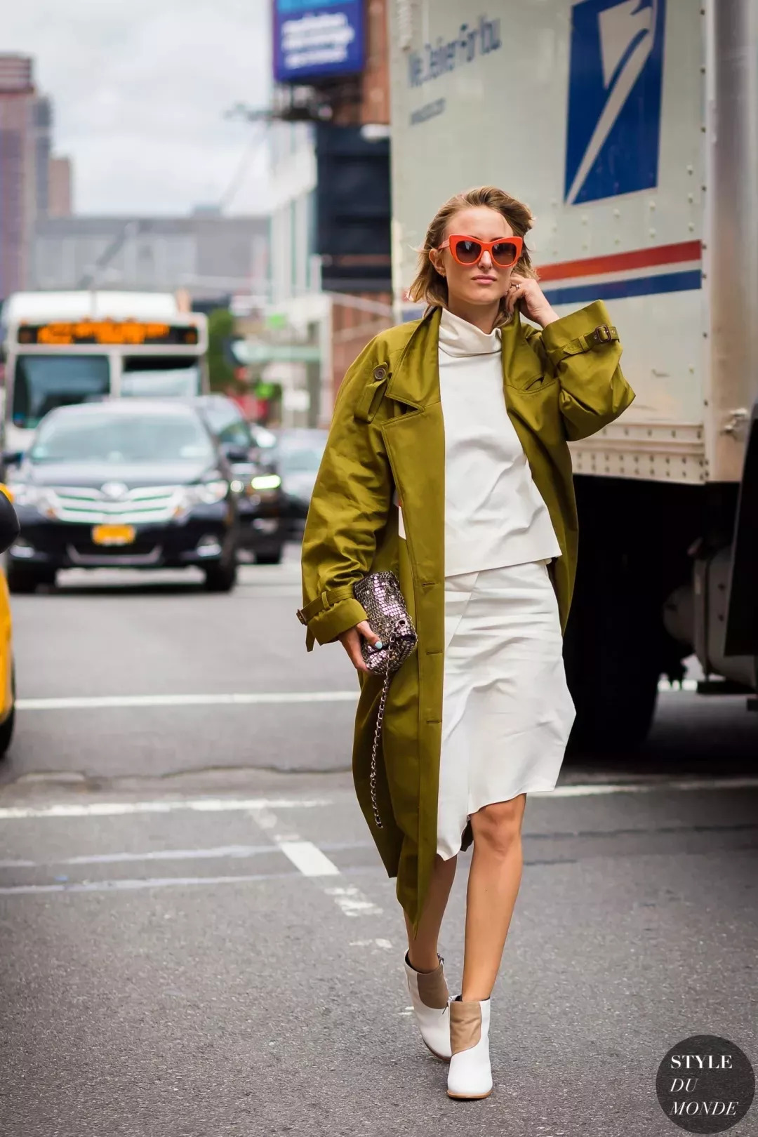 风衣+裙子，在2018的街拍中会美的很高级！