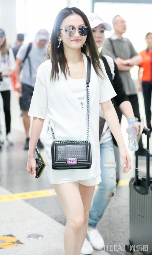 张韶涵T恤搭配小脚裤显高又显瘦,真会穿