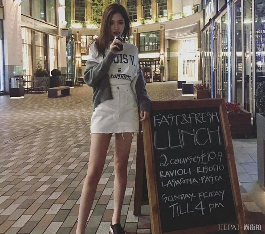 抓住秋天的尾巴，尽情享受短裙吧