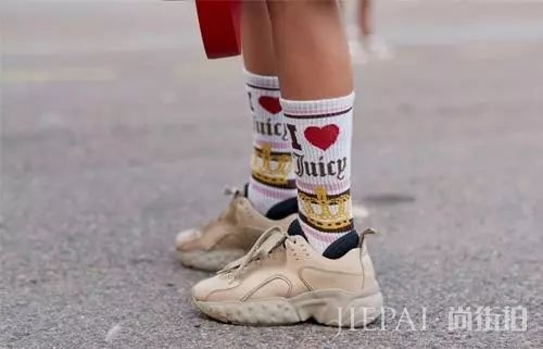 露脚踝过时了？穿运动鞋露袜子才是真时髦！