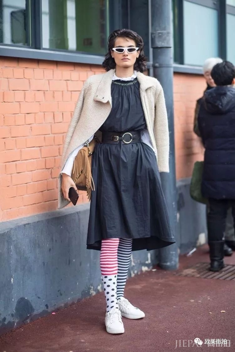 短外套配裙子也时髦!