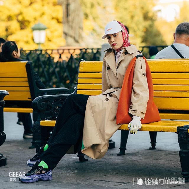 来自俄罗斯时装周的街拍搭配灵感！秋冬季的一抹亮色点缀
