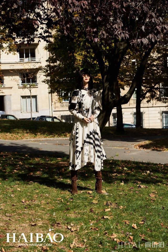 蒋欣总算换发型，软萌齐刘海配烈焰红唇又帅又美，焕然一新太惊艳