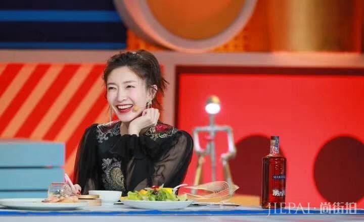 吴谨言与江疏影撞衫,一个复古优雅,一个靠气质取胜,谁更美?