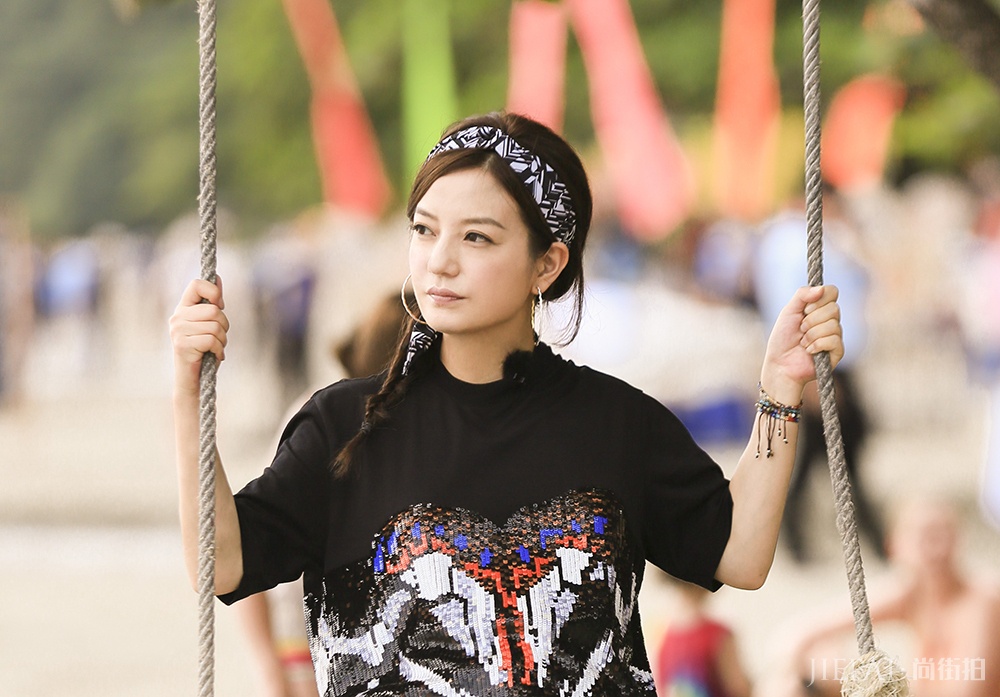 赵薇又又又变美了!戴发带造型减龄到18,看了也想戴一个