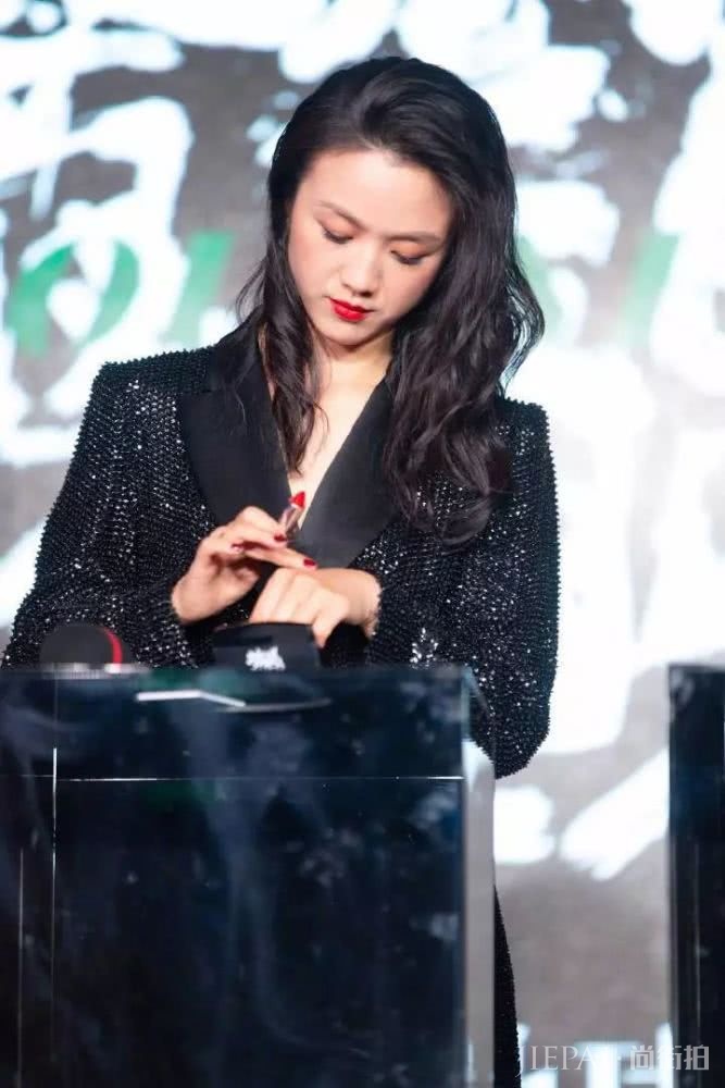 汤唯烈焰红唇配黑发 依然是那个气质女神