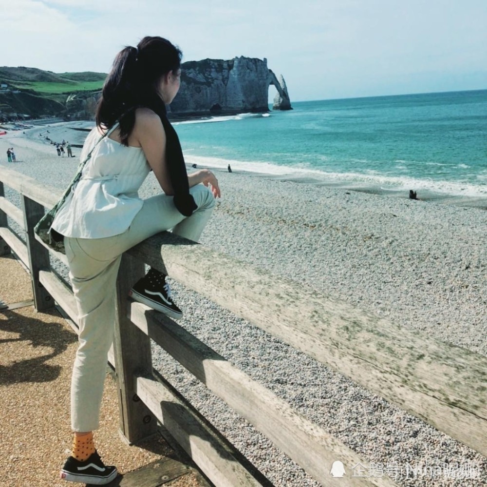 学孔孝真私服穿搭,一双vans配彩袜闯天下,30+女生穿搭示范