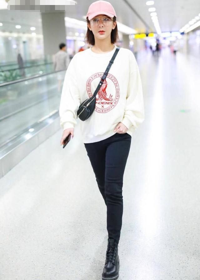 杨紫分手后更美了,白色卫衣搭马丁靴,柔中带刚