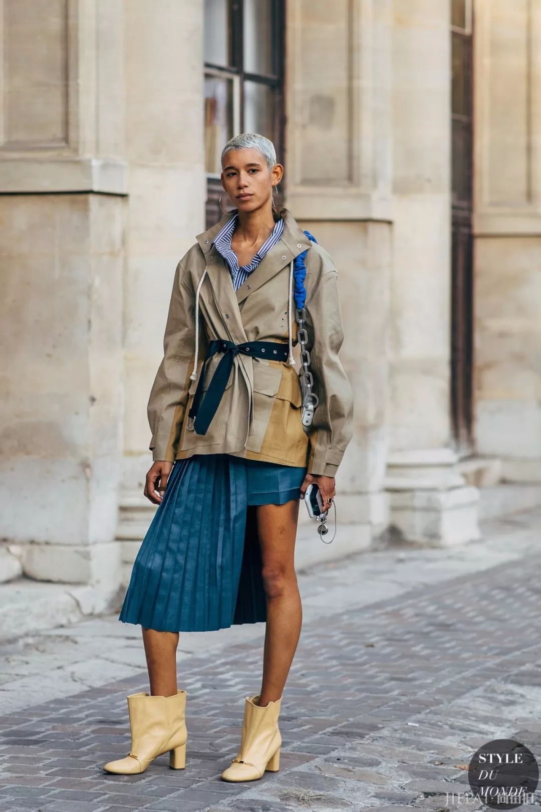 风衣+短裙！学会这几招搭配秋冬照样做腿精！！