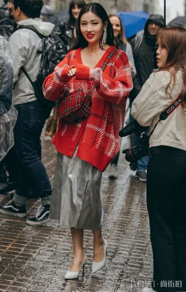 我用外套搭长裙 成为办公室最精致的女孩