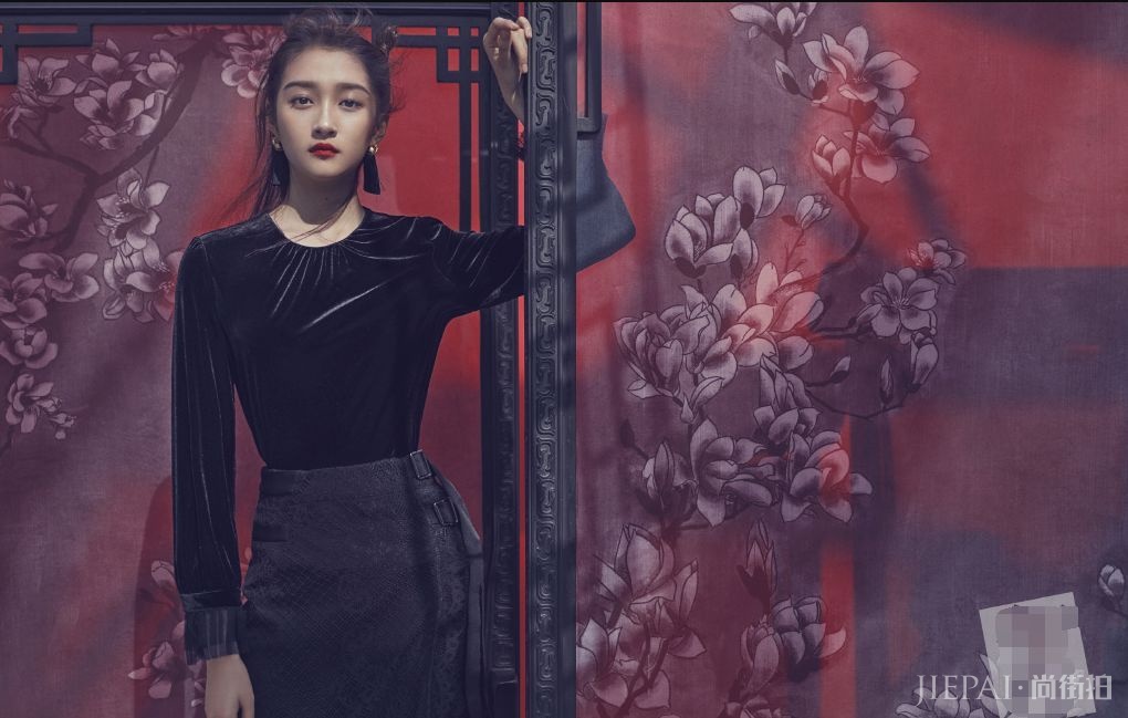 21岁关晓彤终于穿对了，大妈印花裙穿出时尚大片感，气质好真任性