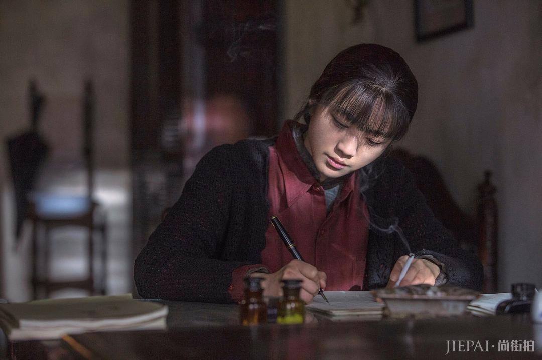 有一种气质叫汤唯,再老气的旗袍穿在她身上,都有一种高级感!