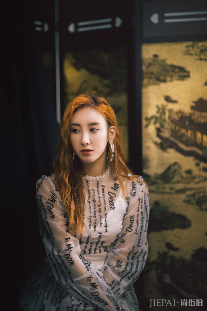 被许靖韵惊艳了!穿及踝长裙美若仙子,连脚上高跟鞋都如此精致