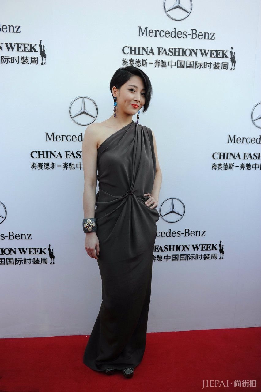 38岁殷桃金鹰节人气女演员提名,不拿奖不遗憾,一身打扮倒是很出彩!