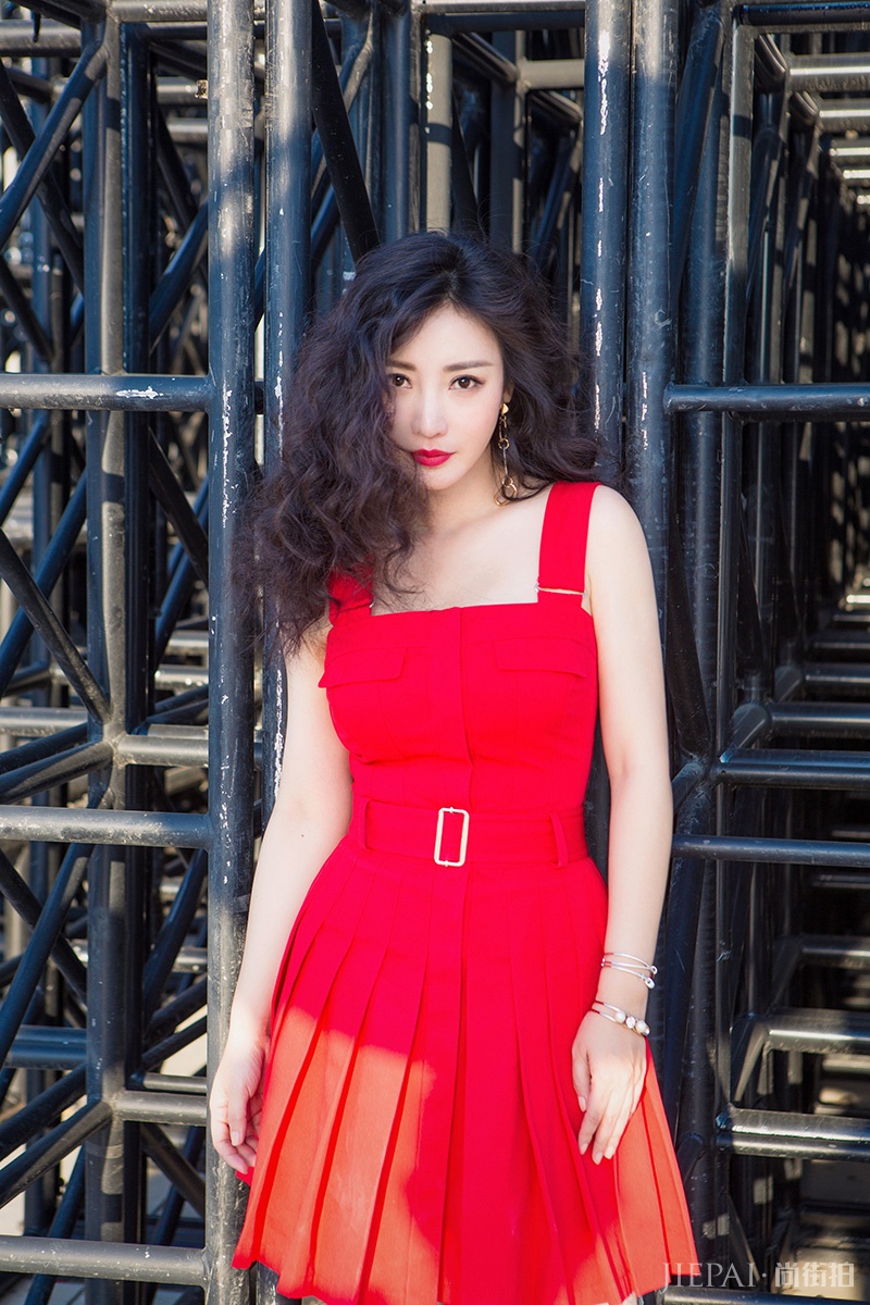 柳岩红唇迷离卷发写真曝光  将携《张天志》亮相釜山电影节