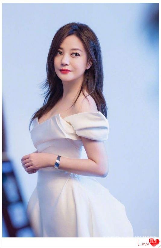 女人过了40岁就不穿格子衫？嫩出天际的赵薇告诉你：不存在的