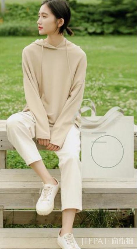 超便宜又温暖时尚的卫衣的时装搭配,让你的美丽翻倍
